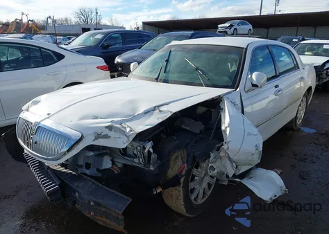 2011 Lincoln Town Car Signature Limited z USA, uszkodzony, nr VIN 2LNBL8CV0BX750665